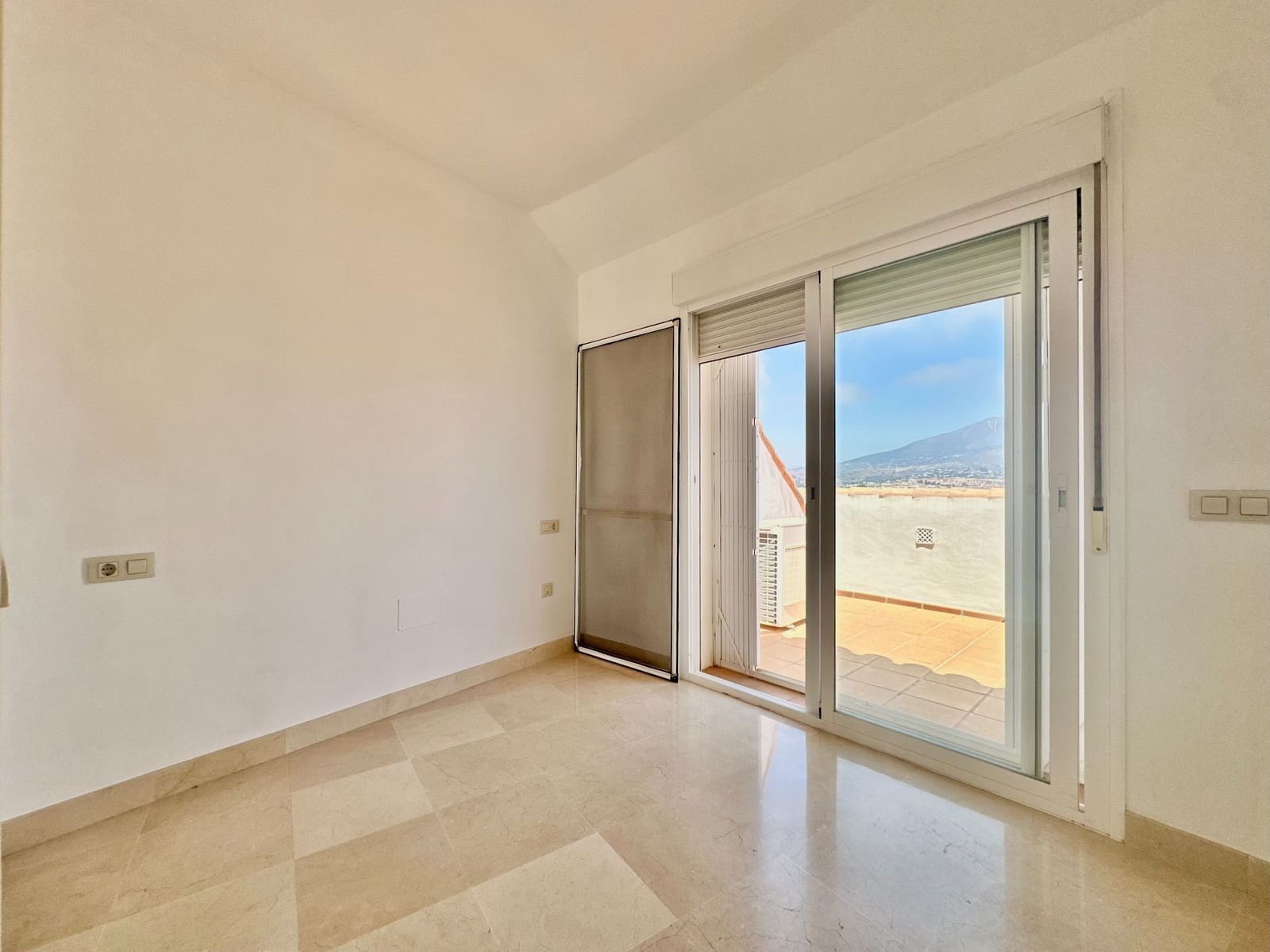 2 bedroom Penthouse for sale in Fuengirola with garage - € 379,000 (Ref: 9935487)
