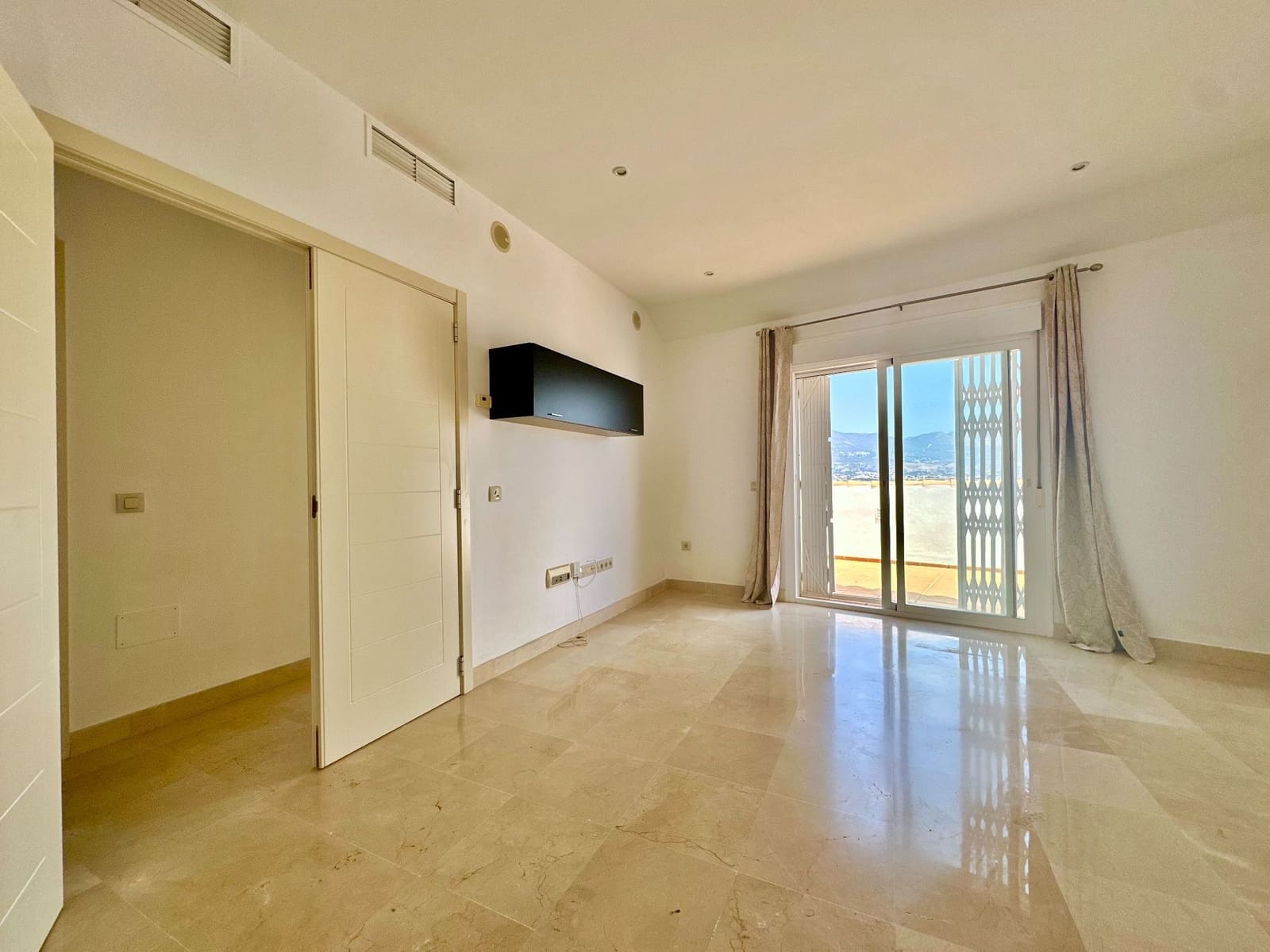 2 bedroom Penthouse for sale in Fuengirola with garage - € 379,000 (Ref: 9935487)