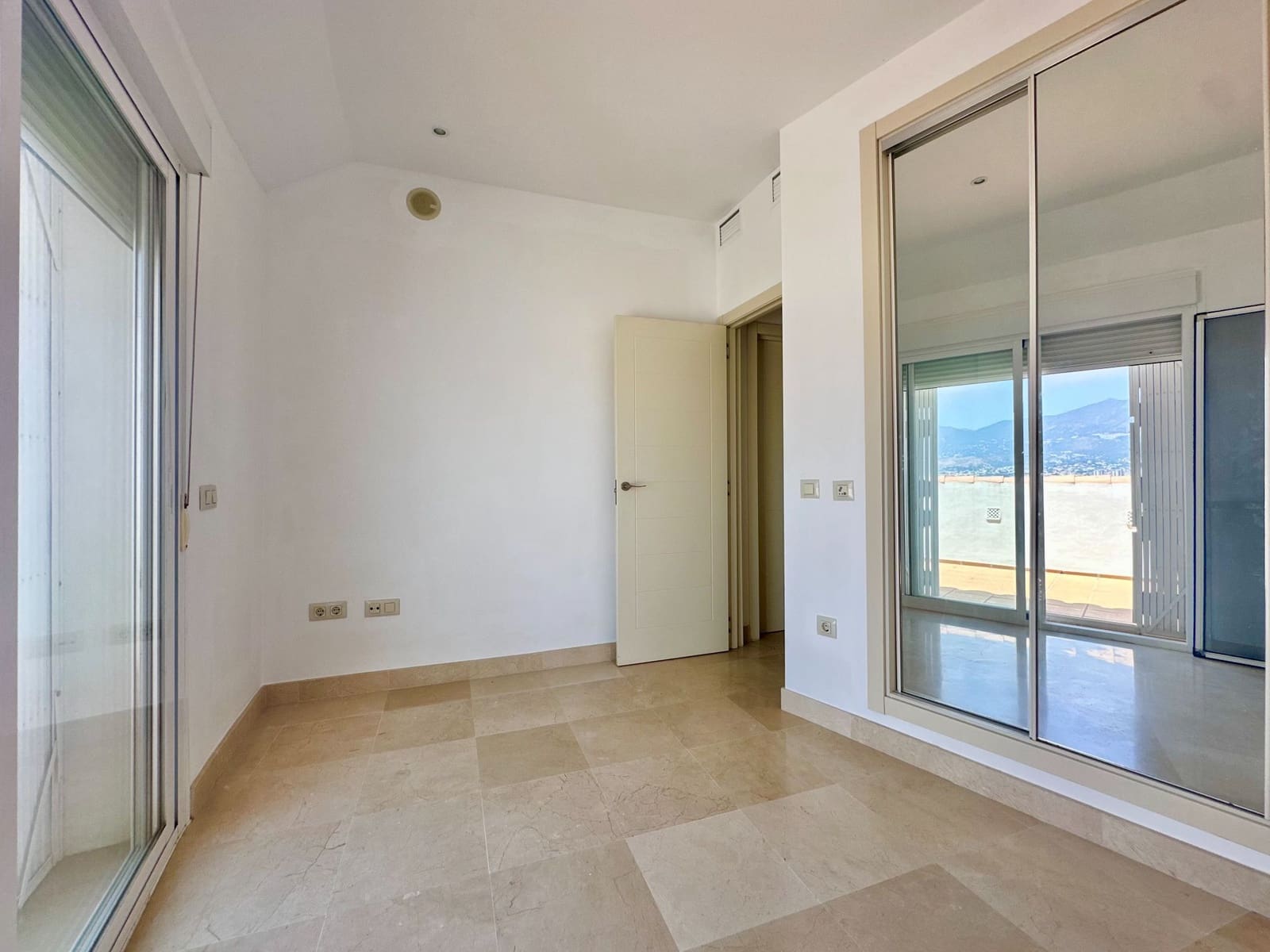 2 bedroom Penthouse for sale in Fuengirola with garage - € 379,000 (Ref: 9935487)