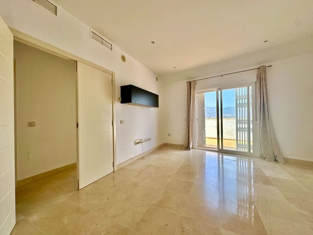 2 bedroom Penthouse for sale in Fuengirola with garage - € 379,000 (Ref: 9935487)