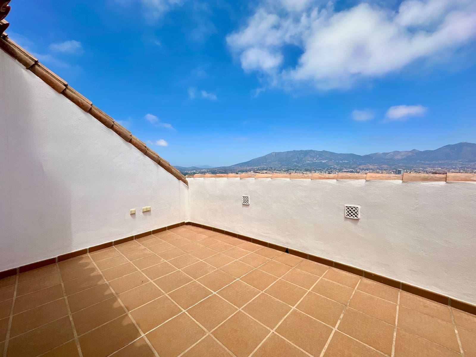 2 bedroom Penthouse for sale in Fuengirola with garage - € 379,000 (Ref: 9935487)