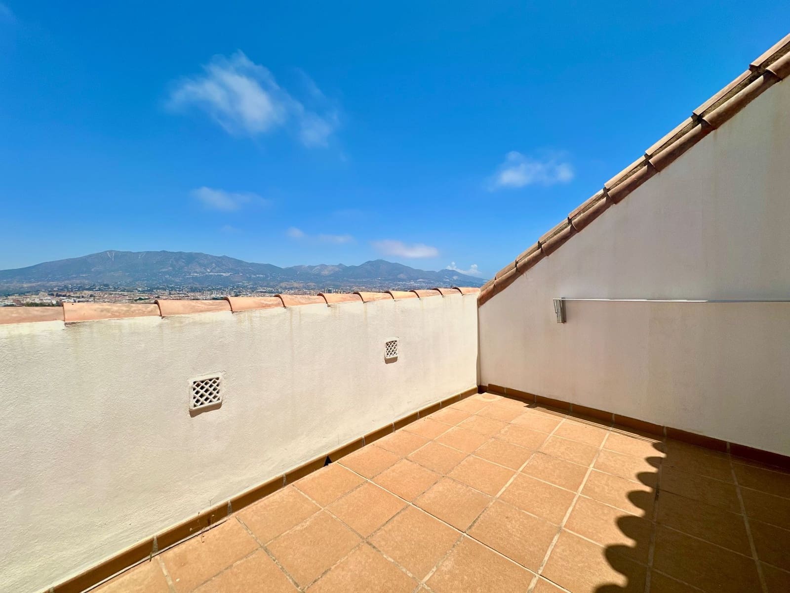 2 bedroom Penthouse for sale in Fuengirola with garage - € 379,000 (Ref: 9935487)