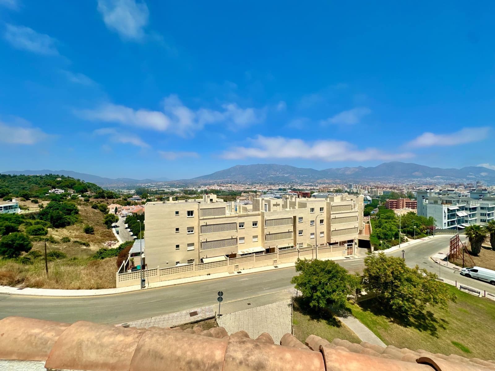 2 bedroom Penthouse for sale in Fuengirola with garage - € 379,000 (Ref: 9935487)