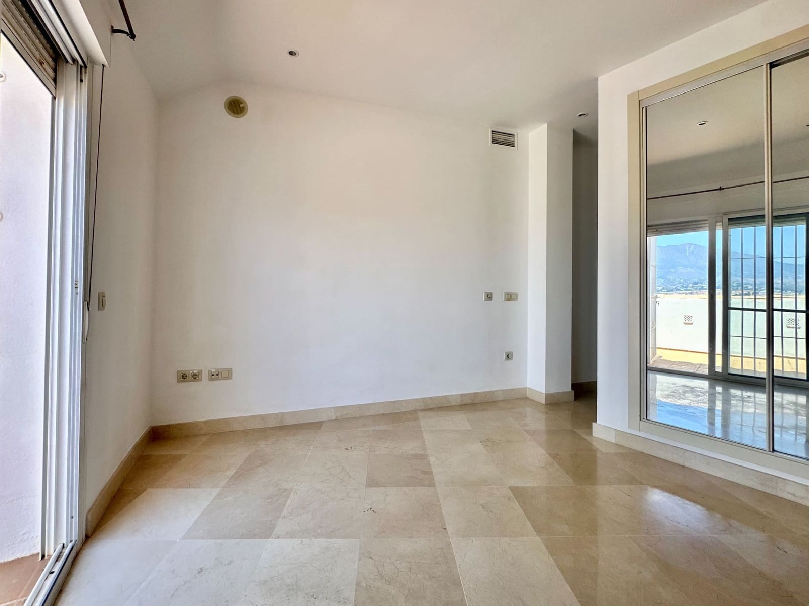 2 bedroom Penthouse for sale in Fuengirola with garage - € 379,000 (Ref: 9935487)