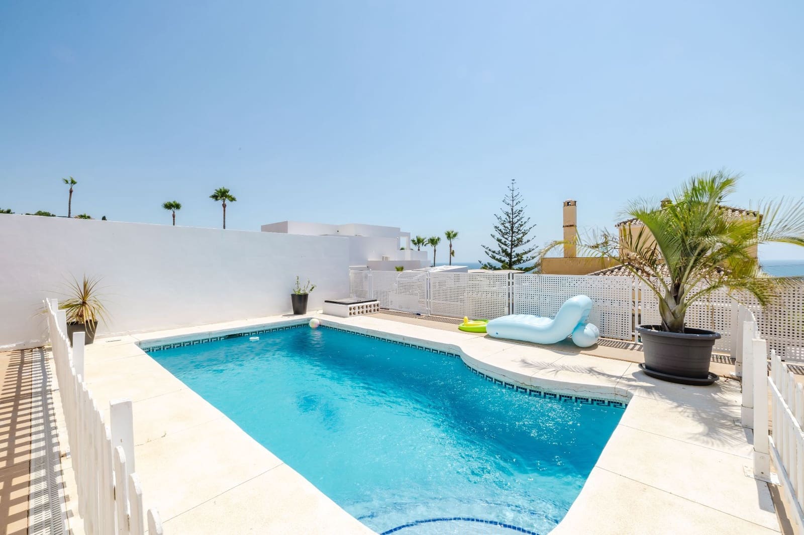 4 soverom Kjedet enebolig til salgs i Estepona med svømmebasseng - € 749 000 (Ref: 9937475)