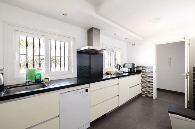 4 soverom Kjedet enebolig til salgs i Estepona med svømmebasseng - € 749 000 (Ref: 9937475)