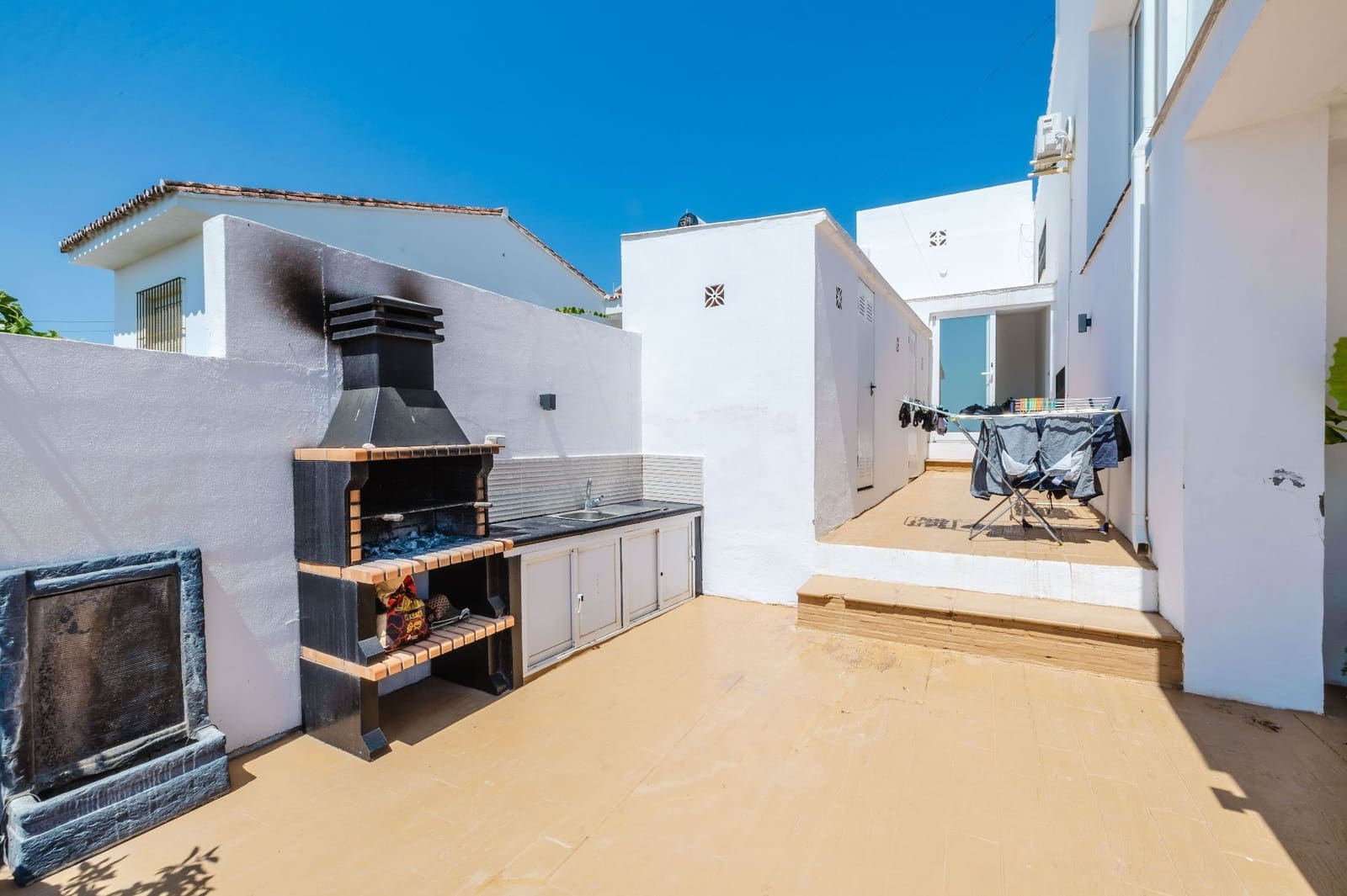 4 soverom Kjedet enebolig til salgs i Estepona med svømmebasseng - € 749 000 (Ref: 9937475)