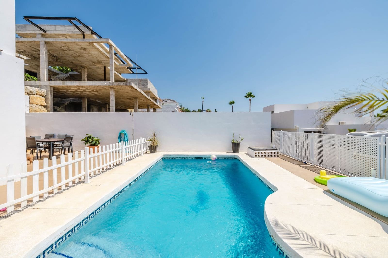 4 soverom Kjedet enebolig til salgs i Estepona med svømmebasseng - € 749 000 (Ref: 9937475)