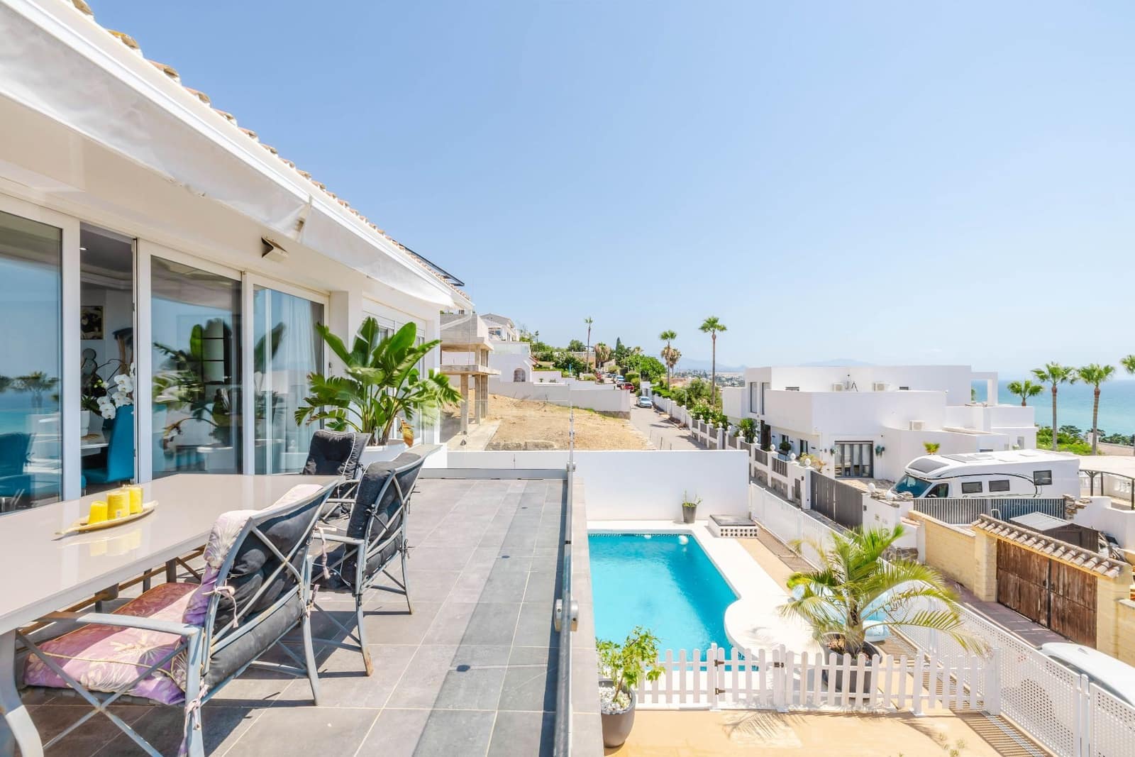 4 soverom Kjedet enebolig til salgs i Estepona med svømmebasseng - € 749 000 (Ref: 9937475)