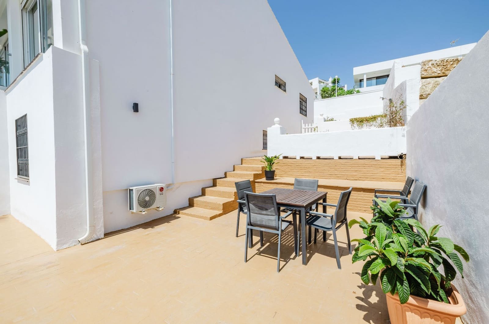 4 soverom Kjedet enebolig til salgs i Estepona med svømmebasseng - € 749 000 (Ref: 9937475)