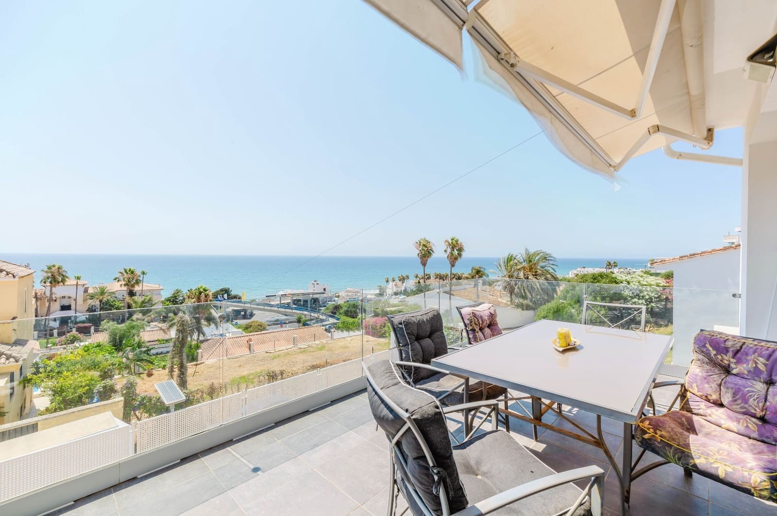 4 soverom Kjedet enebolig til salgs i Estepona med svømmebasseng - € 749 000 (Ref: 9937475)