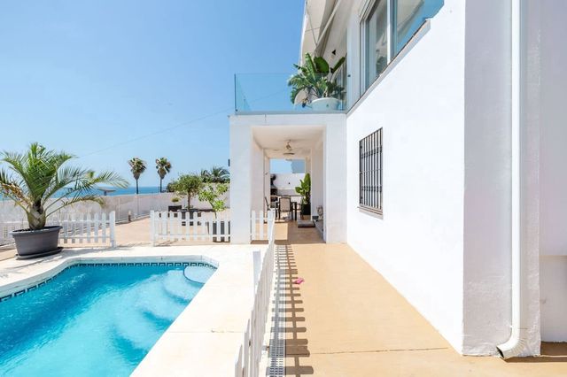 4 quarto Moradia Geminada para venda em Estepona com piscina - 749 000 € (Ref: 9937475)