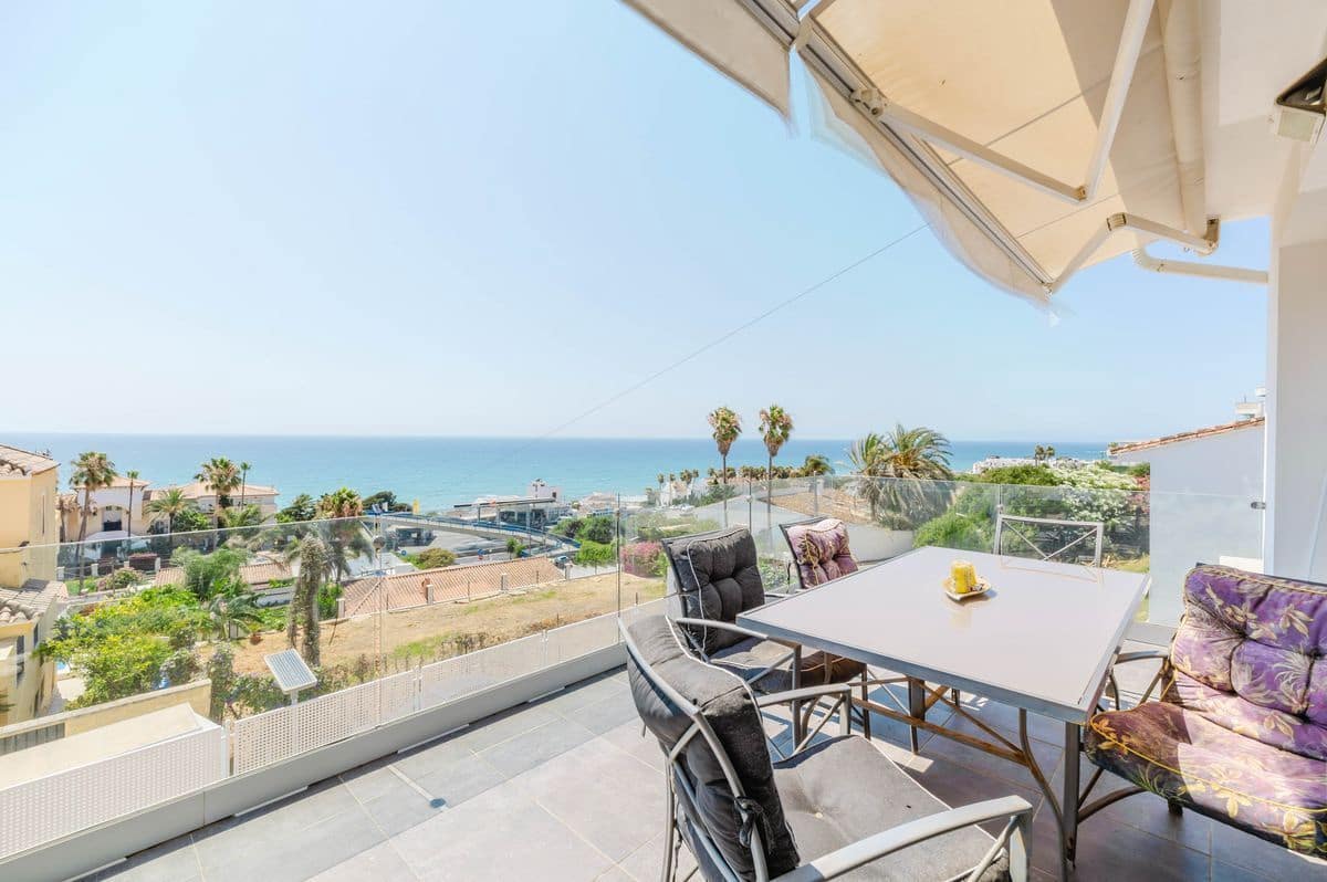 Pareado de 4 habitaciones en Estepona en venta con piscina - 749.000 € (Ref: 9937475)