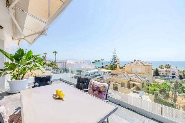 4 quarto Moradia Geminada para venda em Estepona com piscina - 749 000 € (Ref: 9937475)
