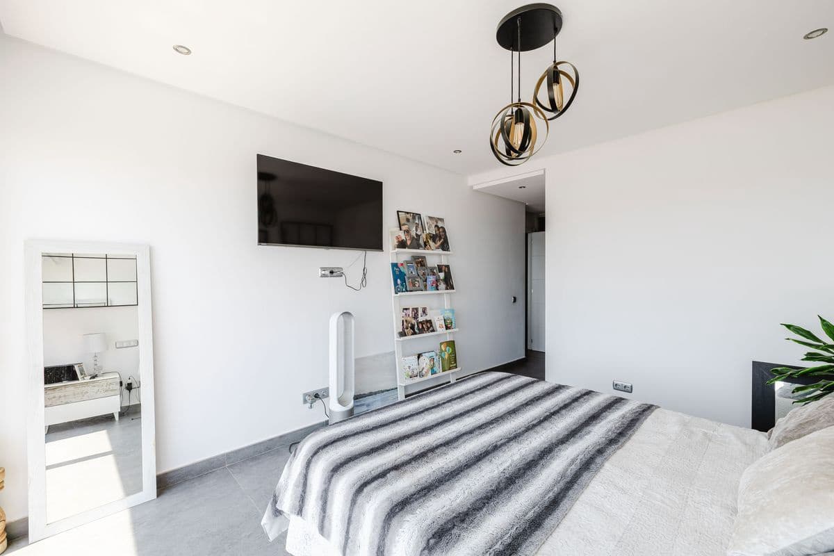 Pareado de 4 habitaciones en Estepona en venta con piscina - 749.000 € (Ref: 9937475)