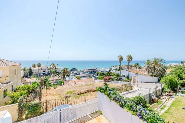 4 quarto Moradia Geminada para venda em Estepona com piscina - 749 000 € (Ref: 9937475)