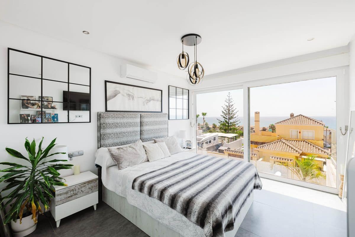 Pareado de 4 habitaciones en Estepona en venta con piscina - 749.000 € (Ref: 9937475)