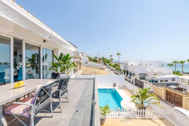 4 quarto Moradia Geminada para venda em Estepona com piscina - 749 000 € (Ref: 9937475)