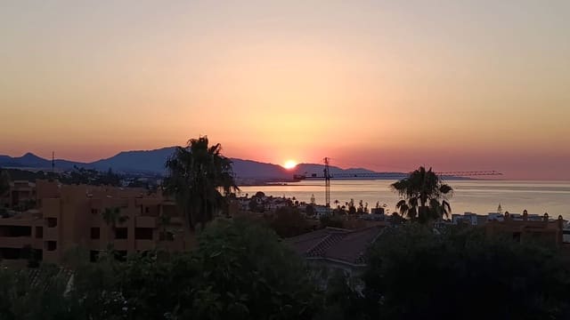 3 soveværelse Villa til salg i Buenas Noches, Estepona med swimmingpool garage - € 900.000 (Ref: 9953695)