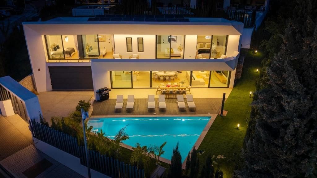 4 soverom Villa til salgs i Marbella med svømmebasseng garasje - € 1 895 000 (Ref: 9969191)