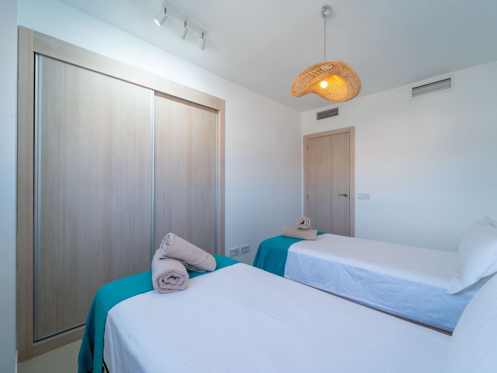 2 Zimmer Wohnung zu verkaufen in Manilva mit Pool Garage - 620.000 € (Ref: 9972837)