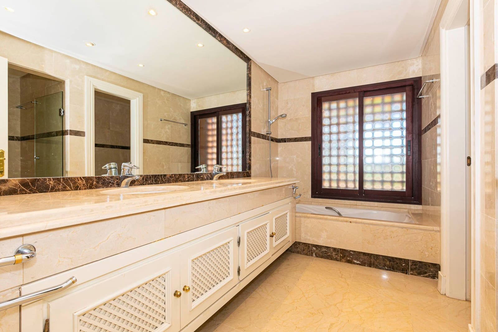 3 soveværelse Lejlighed til salg i Marbella med swimmingpool garage - € 1.950.000 (Ref: 9976763)