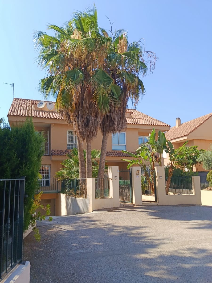 4 soveværelse Villa til salg i Paterna med swimmingpool garage - € 479.000 (Ref: 9113192)