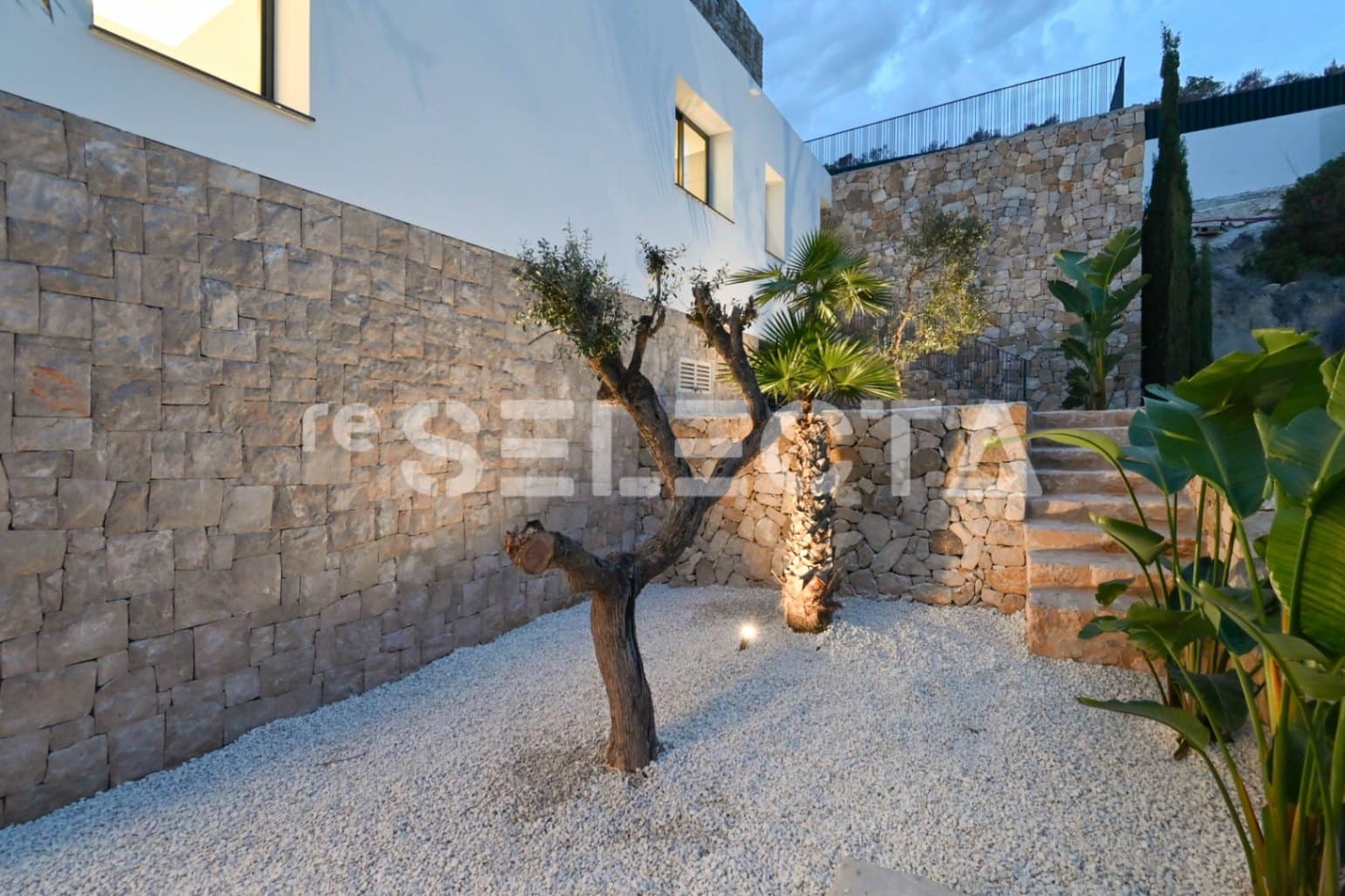 4 bedroom Villa for sale in Calpe / Calp with pool garage - € 1,985,000 (Ref: 9255820)