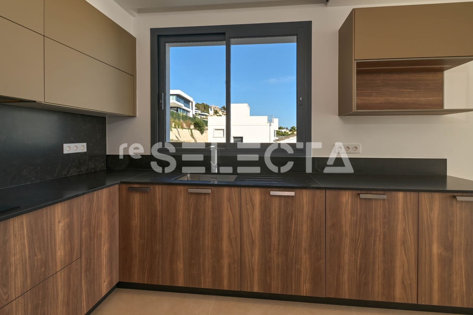 4 bedroom Villa for sale in Calpe / Calp with pool garage - € 1,985,000 (Ref: 9255820)