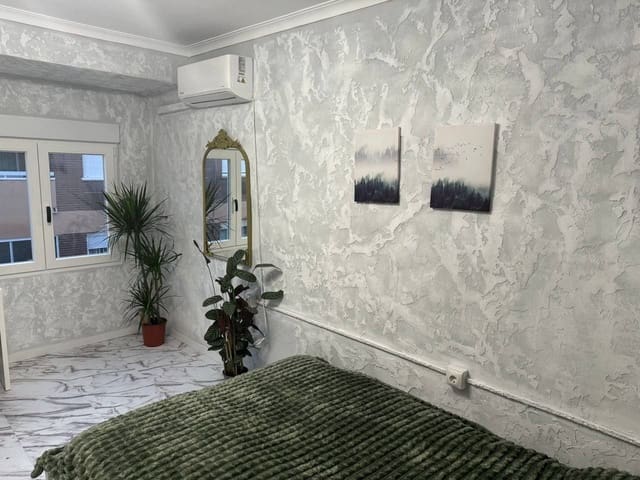 5 bedroom Apartment for sale in Valencia city - € 205,000 (Ref: 9834190)