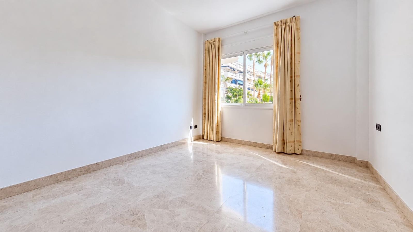 Piso de 3 habitaciones en Los Cristianos en venta con piscina garaje - 565.000 € (Ref: 10185094)