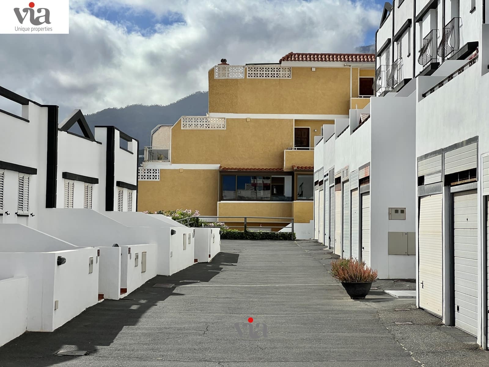 4 slaapkamer Rijtjeshuis te koop in El Rosario met garage - € 425.000 (Ref: 9376498)