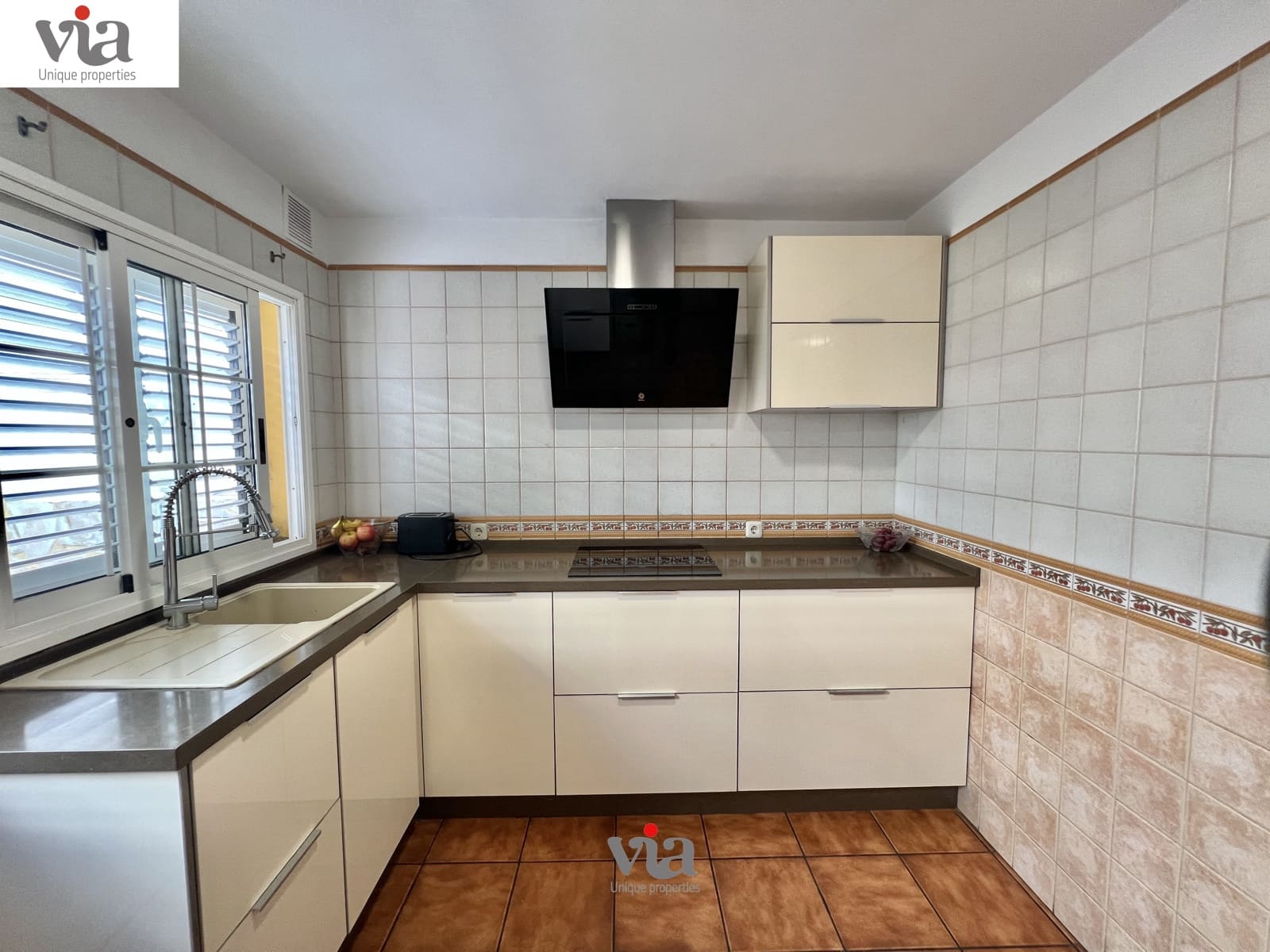 4 slaapkamer Rijtjeshuis te koop in El Rosario met garage - € 425.000 (Ref: 9376498)