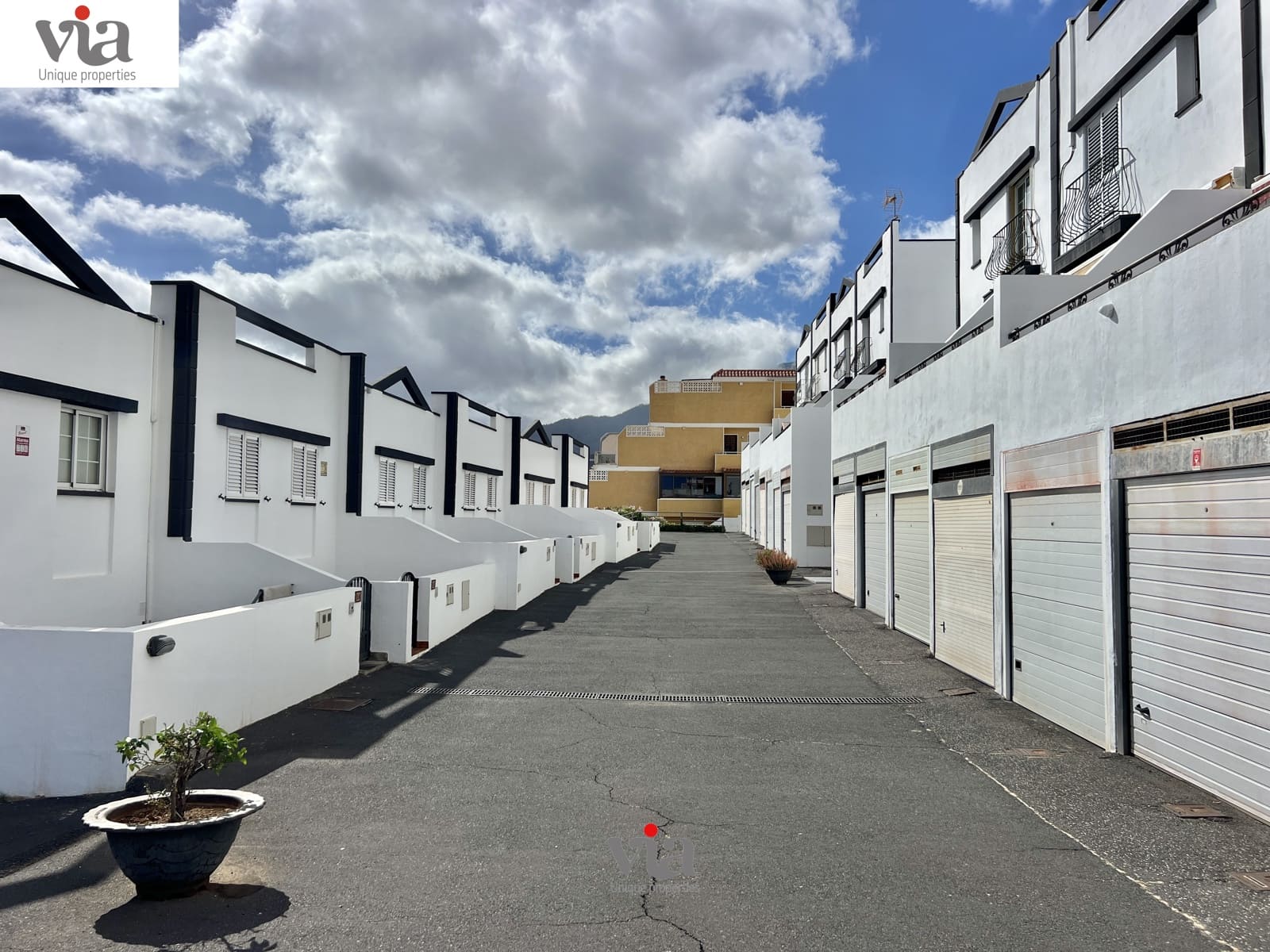 4 slaapkamer Rijtjeshuis te koop in El Rosario met garage - € 425.000 (Ref: 9376498)