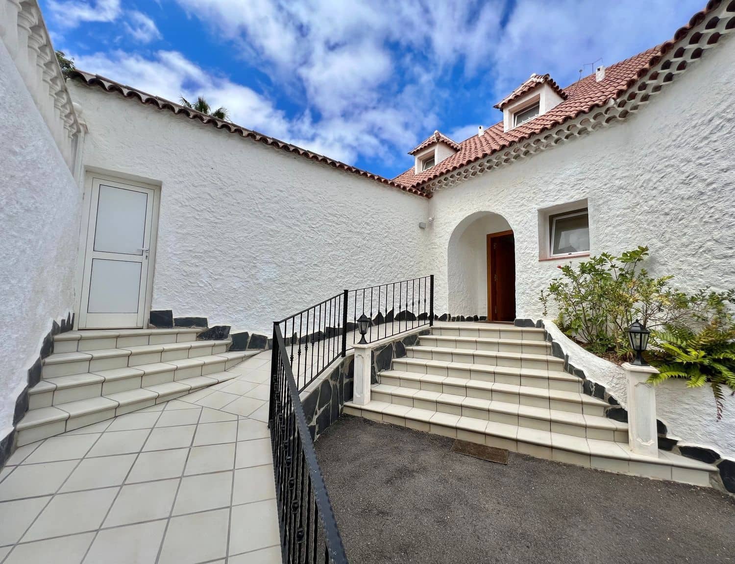 7 bedroom Villa for sale in Tacoronte with pool - € 1,300,000 (Ref: 9482374)