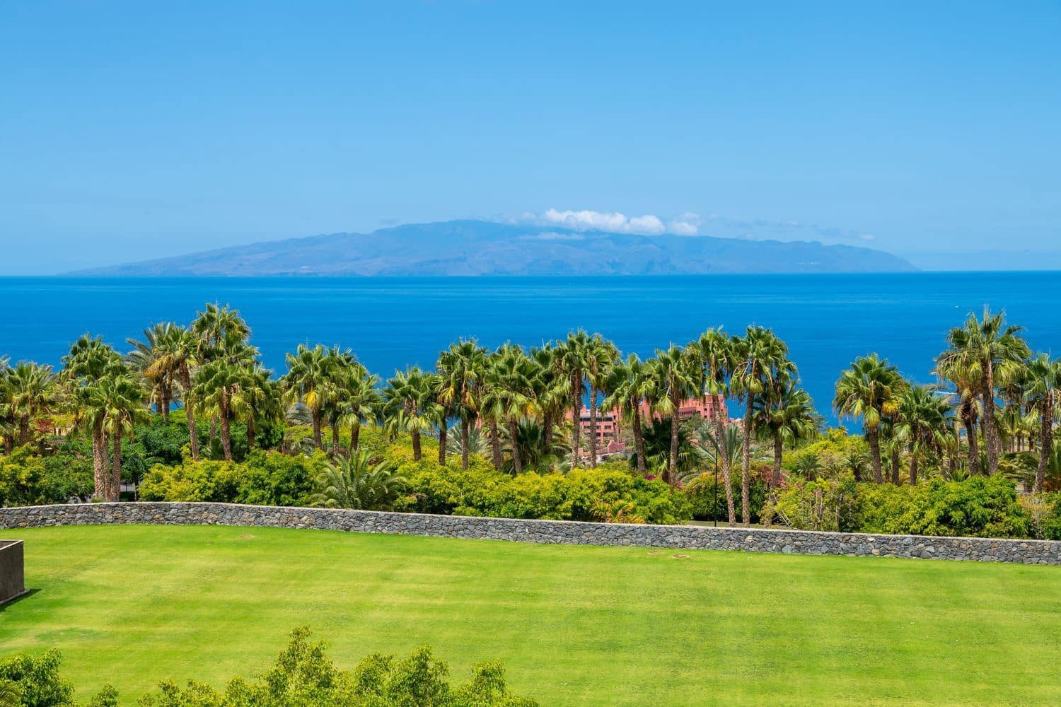 2 bedroom Flat for sale in Guia de Isora with pool garage - € 895,000 (Ref: 9482383)