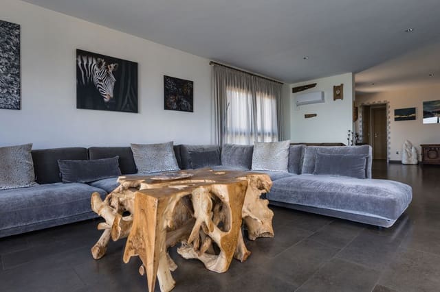 6 bedroom Villa for sale in Santa Ursula with pool - € 999,000 (Ref: 9482385)