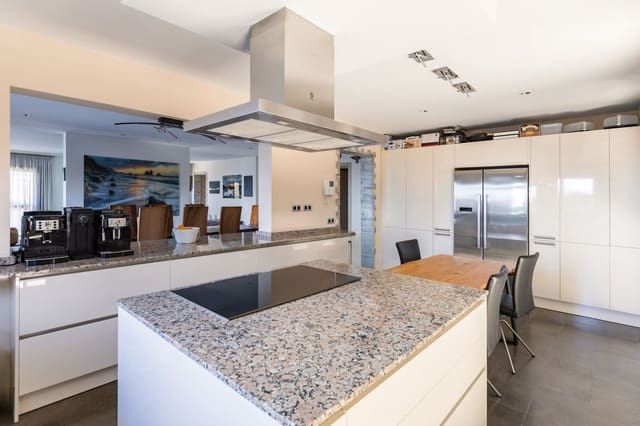 6 bedroom Villa for sale in Santa Ursula with pool - € 999,000 (Ref: 9482385)