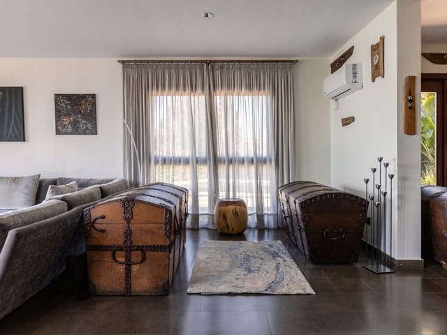 6 bedroom Villa for sale in Santa Ursula with pool - € 999,000 (Ref: 9482385)