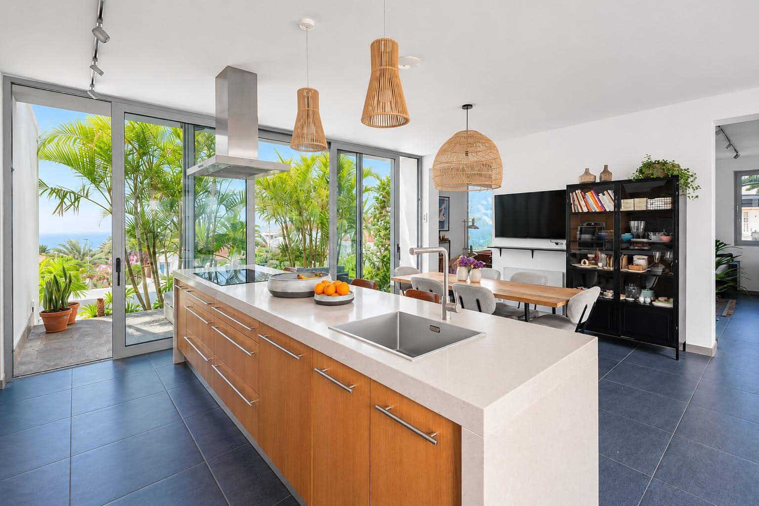 5 bedroom Villa for sale in El Sauzal with pool garage - € 1,190,000 (Ref: 9970751)