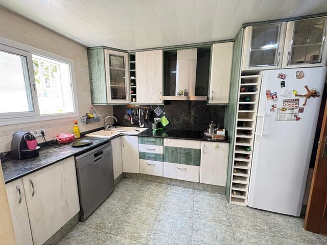 4 slaapkamer Rijtjeshuis te koop in El Masnou met garage - € 599.000 (Ref: 9116182)