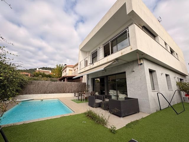 4 soverom Villa til salgs i Pineda de Mar med svømmebasseng garasje - € 550 000 (Ref: 9401190)