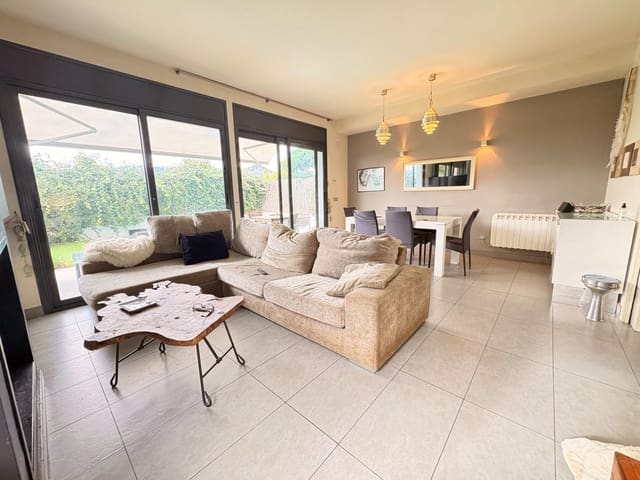 4 soverom Villa til salgs i Pineda de Mar med svømmebasseng garasje - € 550 000 (Ref: 9401190)