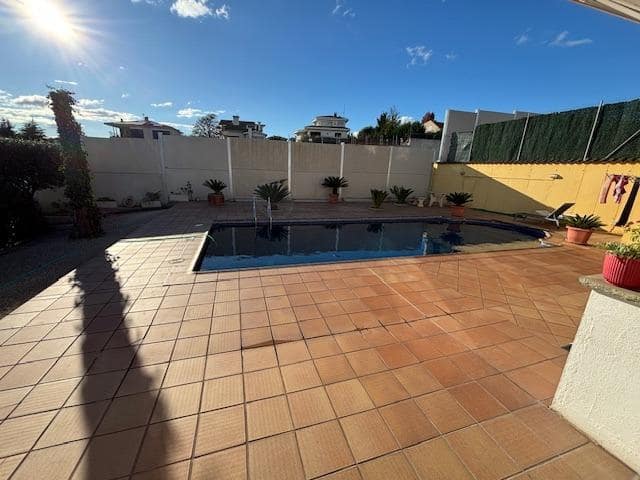 3 bedroom Villa for sale in Canovelles with pool - € 580,000 (Ref: 9721783)