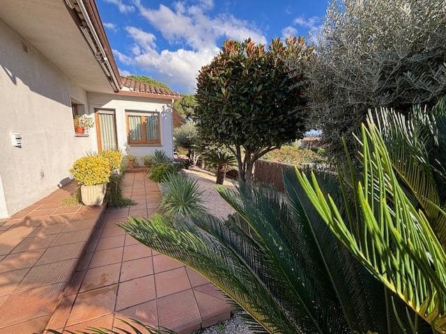 3 bedroom Villa for sale in Canovelles with pool - € 580,000 (Ref: 9721783)