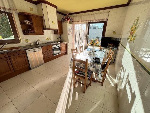 3 bedroom Villa for sale in Canovelles with pool - € 580,000 (Ref: 9721783)