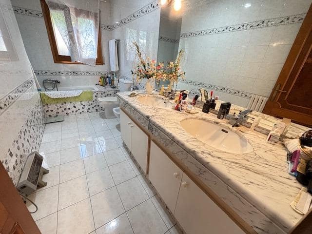 3 bedroom Villa for sale in Canovelles with pool - € 580,000 (Ref: 9721783)