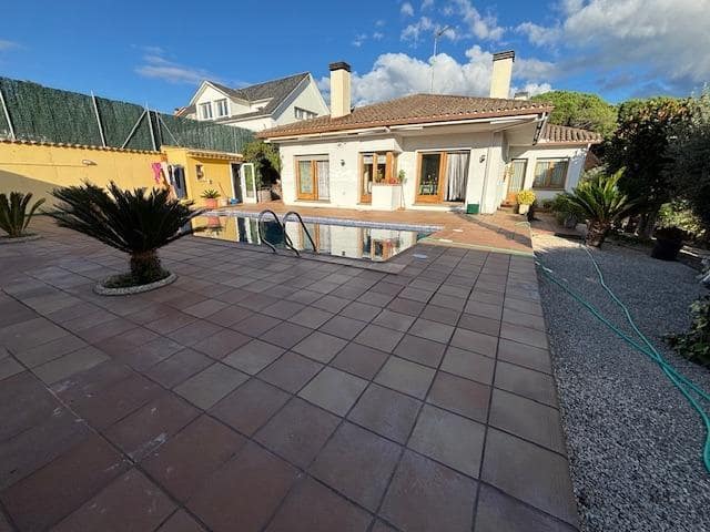 3 chambre Villa/Maison à vendre à Canovelles avec piscine - 580 000 € (Ref: 9721783)