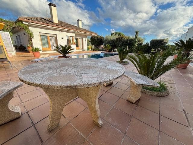 3 chambre Villa/Maison à vendre à Canovelles avec piscine - 580 000 € (Ref: 9721783)