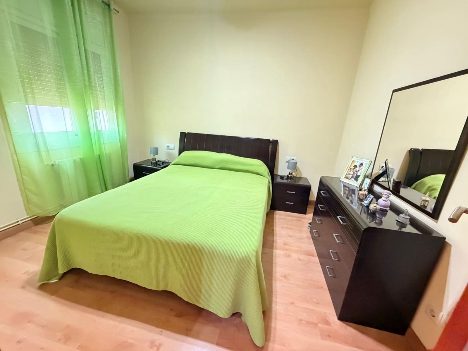 3 bedroom Flat for sale in L'Hospitalet de Llobregat - € 199,000 (Ref: 9843482)